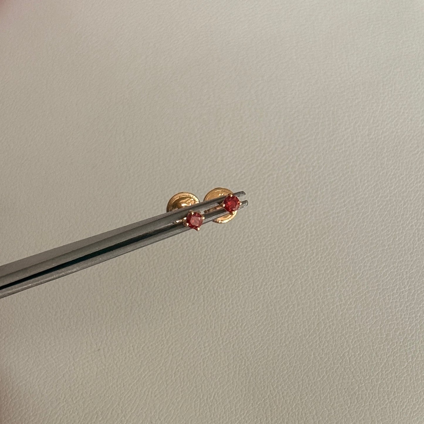 2MM RED MOISSANITE EARRINGS 18K YELLOW GOLD - 0.52GR