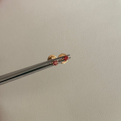2MM RED MOISSANITE EARRINGS 18K YELLOW GOLD - 0.52GR
