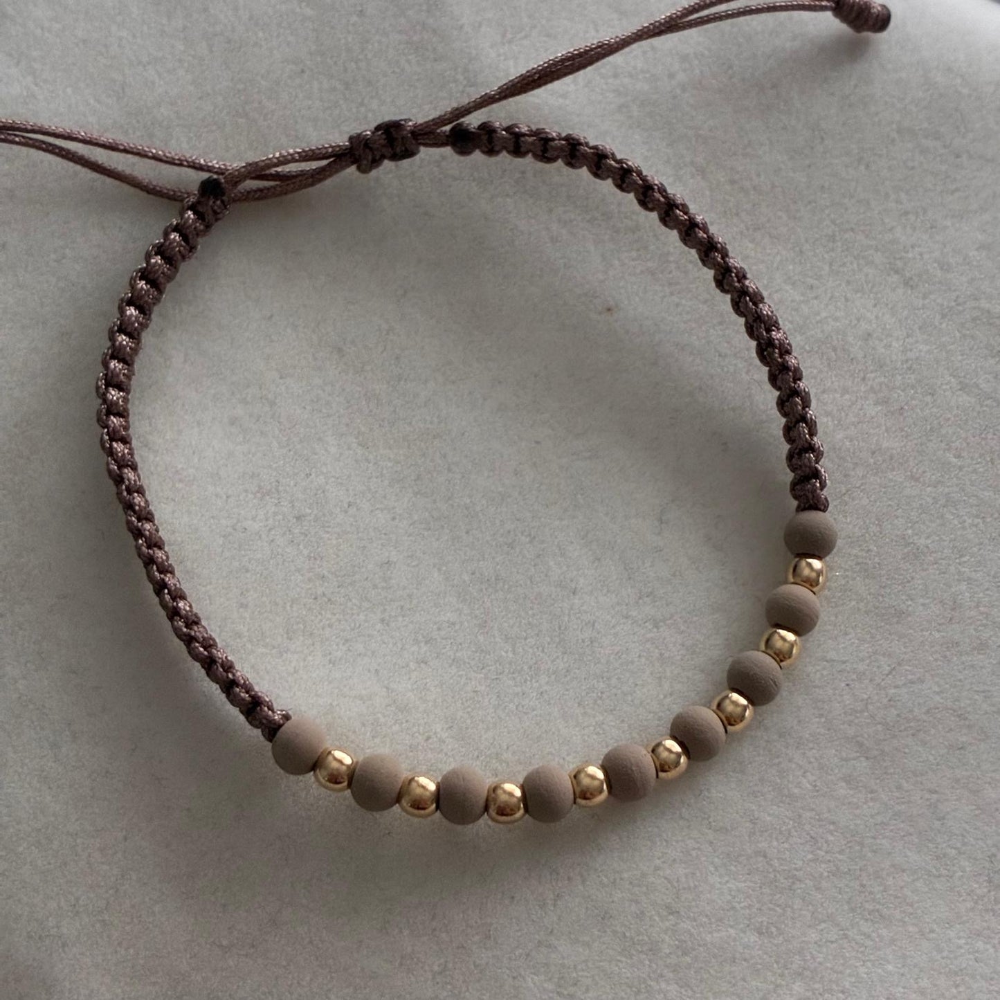 PULSERA HILO BEIGE 8 BOLAS LISAS 3MM + NEOPRENOS BEIGE ORO AMARILLO COL 18K - 0,4GR