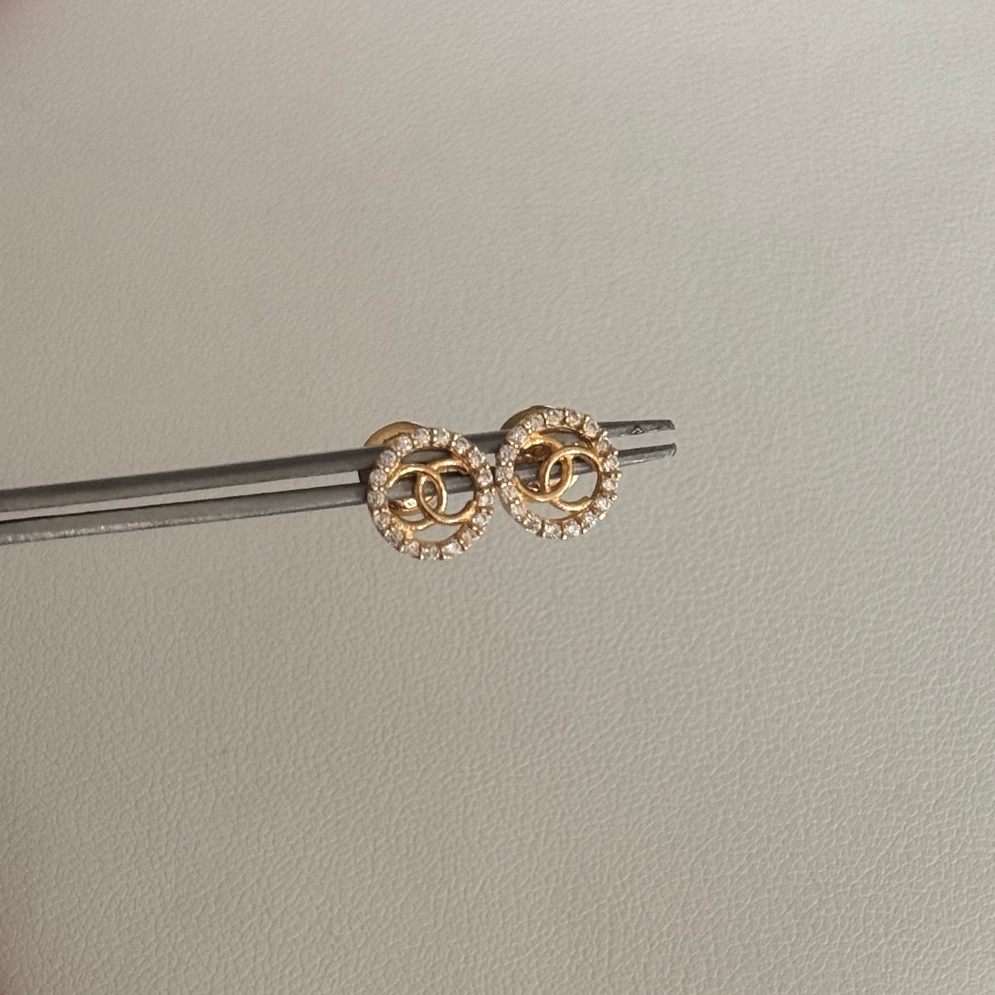 TOPOS DOBLE C CIRCONES BLANCOS ORO AMARILLO 18K - 1,0GR