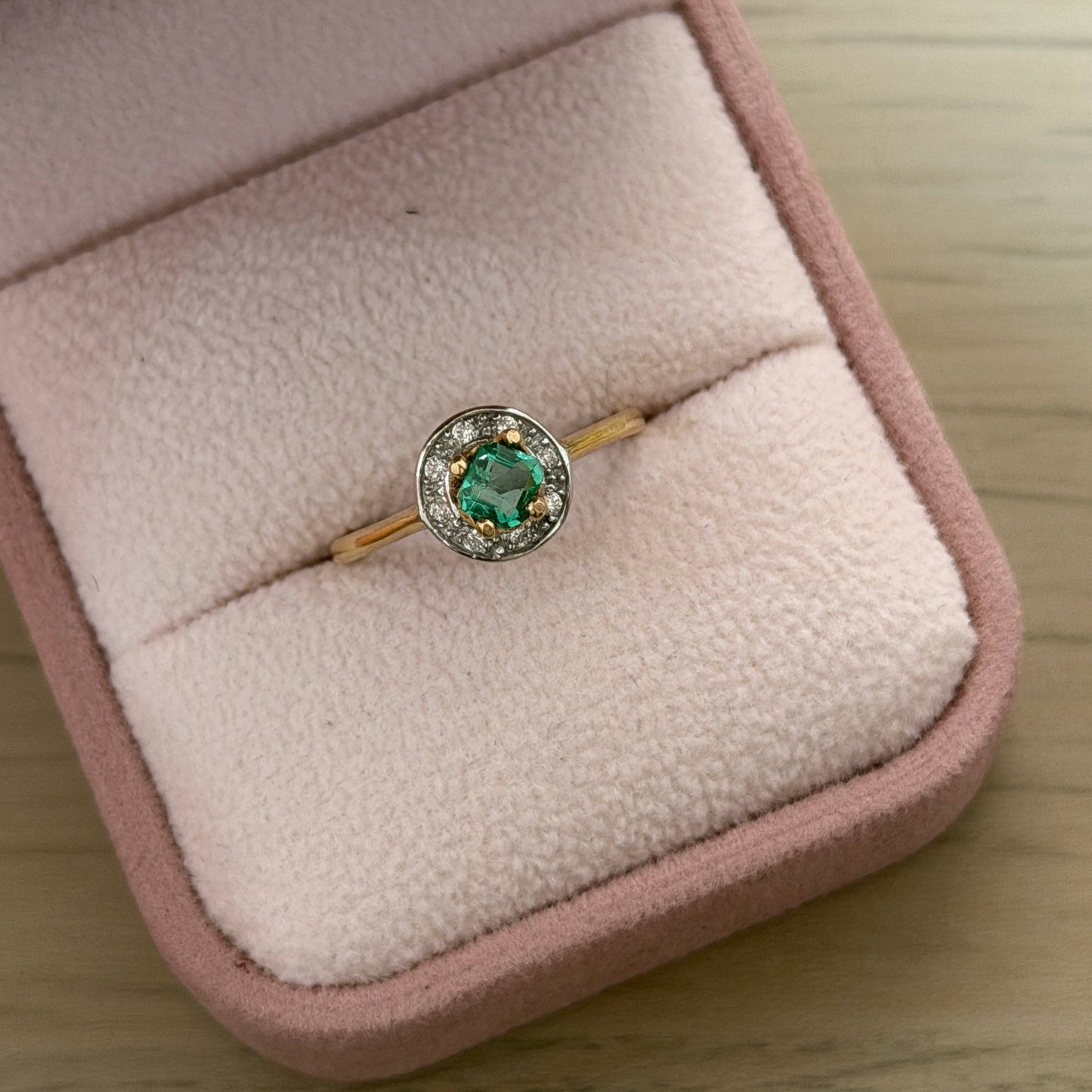 ANILLO SOLITARIO ESMERALDA NATURAL 4.4MM + CORONA PIEDRAS BLANCAS ORO AMARILLO Y BLANCO 18K - TALLA 6.5 1,55GR