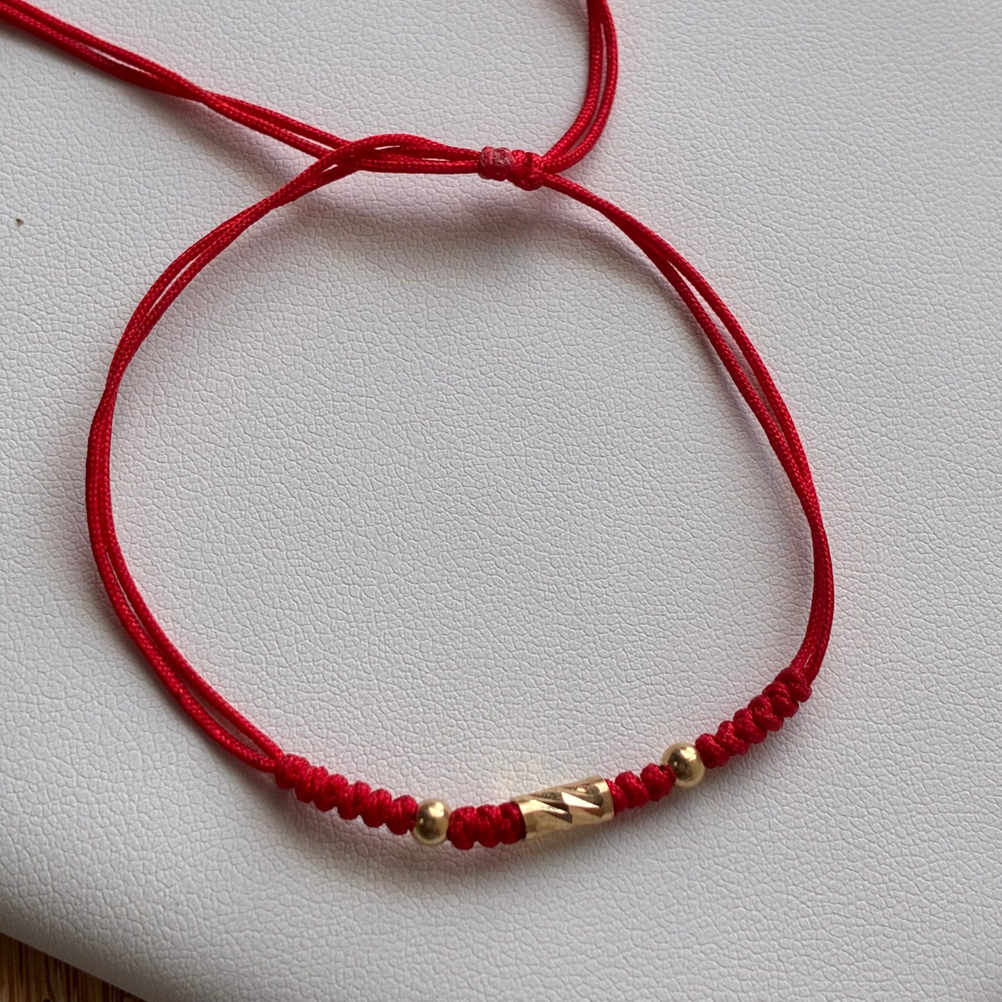 PULSERA HILO ROJO 1 CILINDRO + 2 BOLAS LISAS 3M ORO AMARILLO 18K - 0,25GR