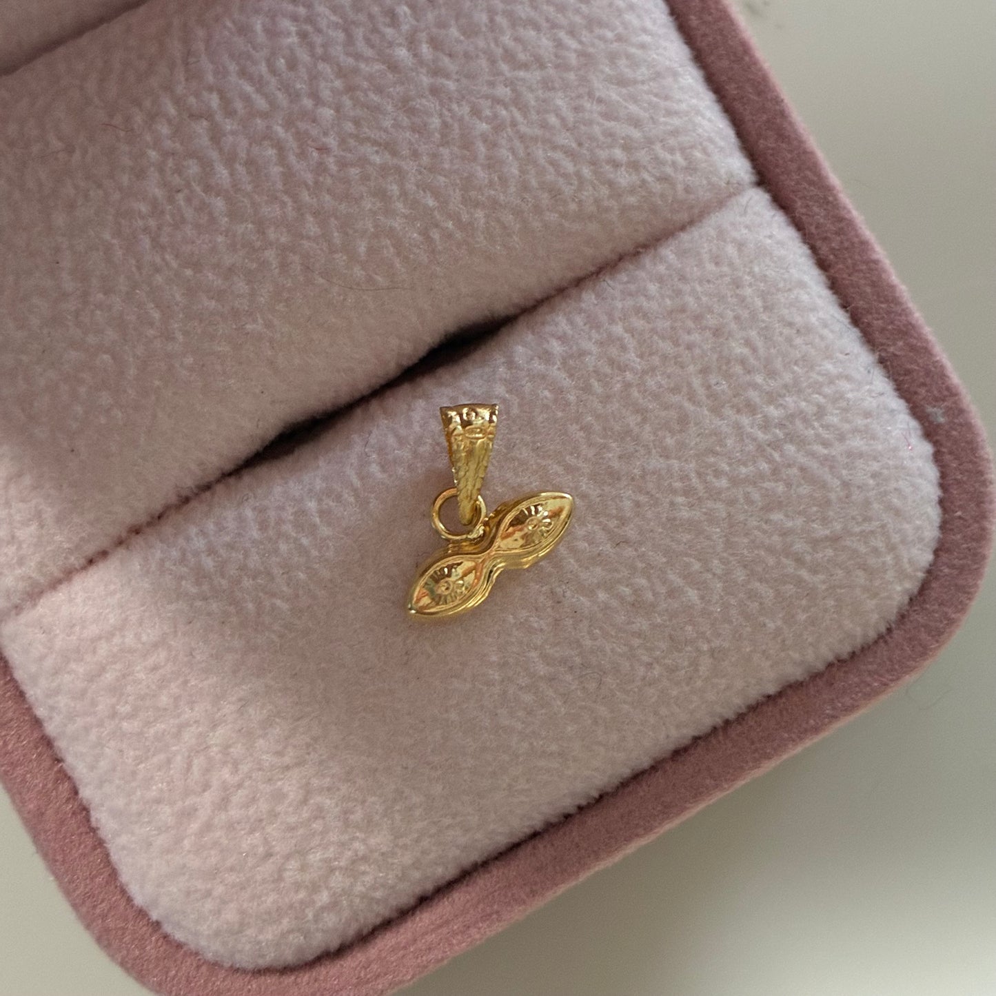 Saint Lucia Eye Pendant 0.8cm 18K Yellow Gold - 0.23g