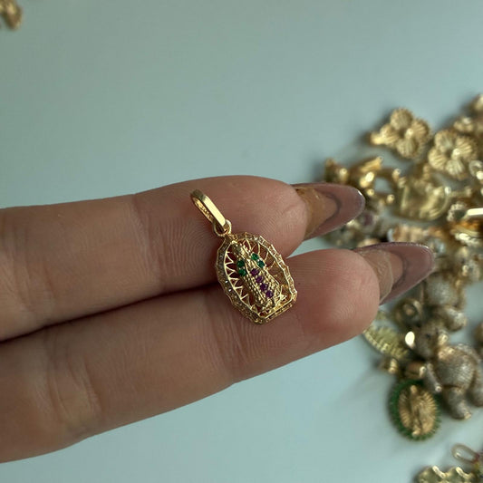 DIJE VIRGEN DE GUADALUPE SILUETA CON PIEDRAS BLANCAS, VERDES Y ROJAS 1.9CM ORO AMARILLO COL 18K - 1,22GR