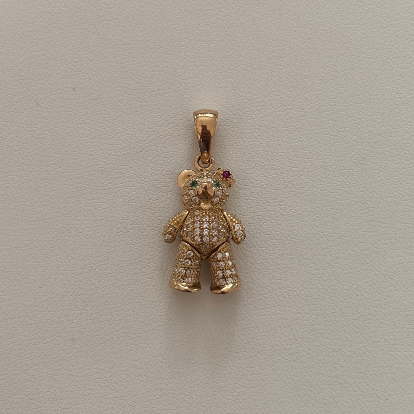 DIJE OSO ARTICULADO OJOS VERDES Y MOÑO ROSA CIRCONES BLANCOS 3CM ORO AMARILLO 18K - 4,83GR
