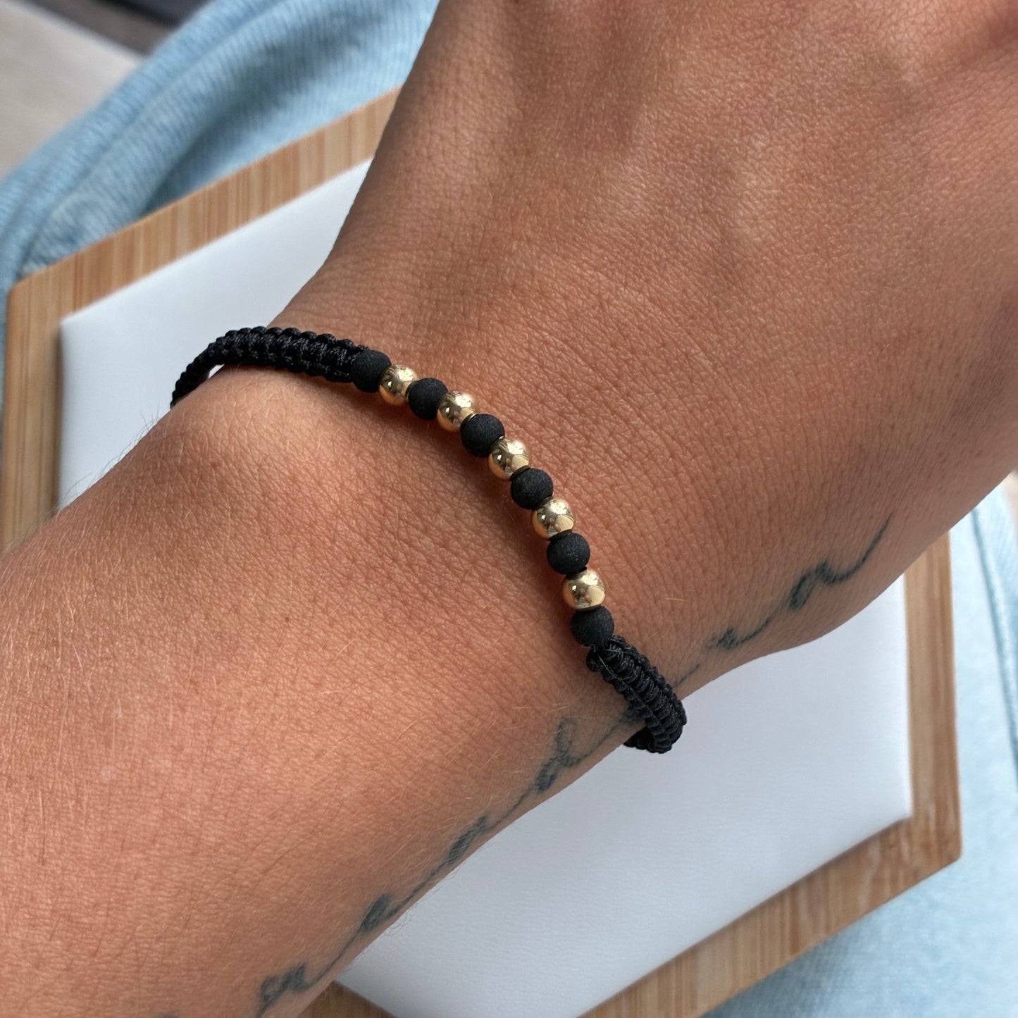 PULSERA HILO NEGRO 5 BOLAS LISAS 4M ORO AMARILLO 18K - 0,45GR