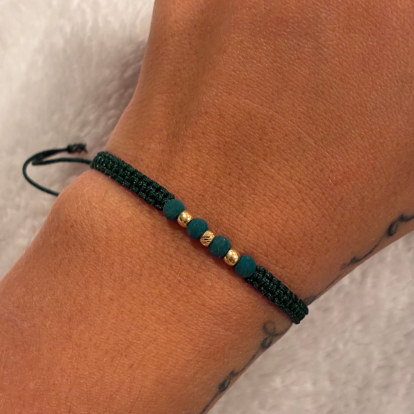 GREEN THREAD BRACELET WITH 3 SMOOTH/DIAMOND 3MM BEADS IN 18K YELLOW GOLD - 0.15GR