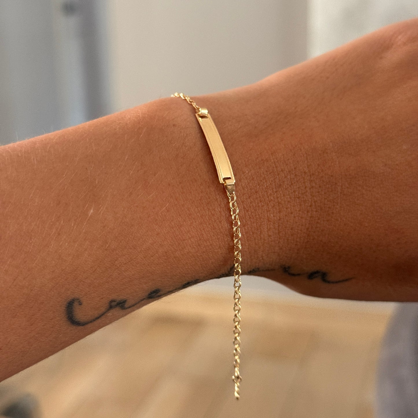 PULSERA ARO SEGUIDO PARA BEBE CON PLACA DE BISEL RAYADO ORO AMARILLO 18K 13,5CM - 1,12GR