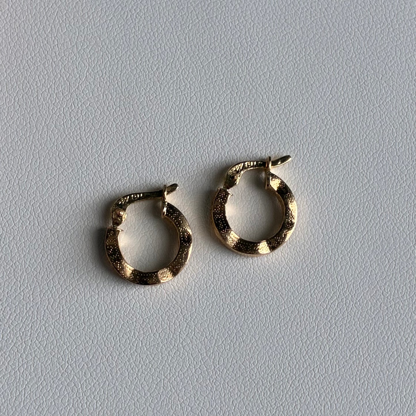 CANDONGAS ONDULADAS DIAMANTADAS 0.9CM ORO AMARILLO 18K - 1,16GR