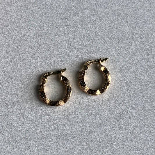 CANDONGAS ONDULADAS DIAMANTADAS 0.9CM ORO AMARILLO 18K - 1,16GR