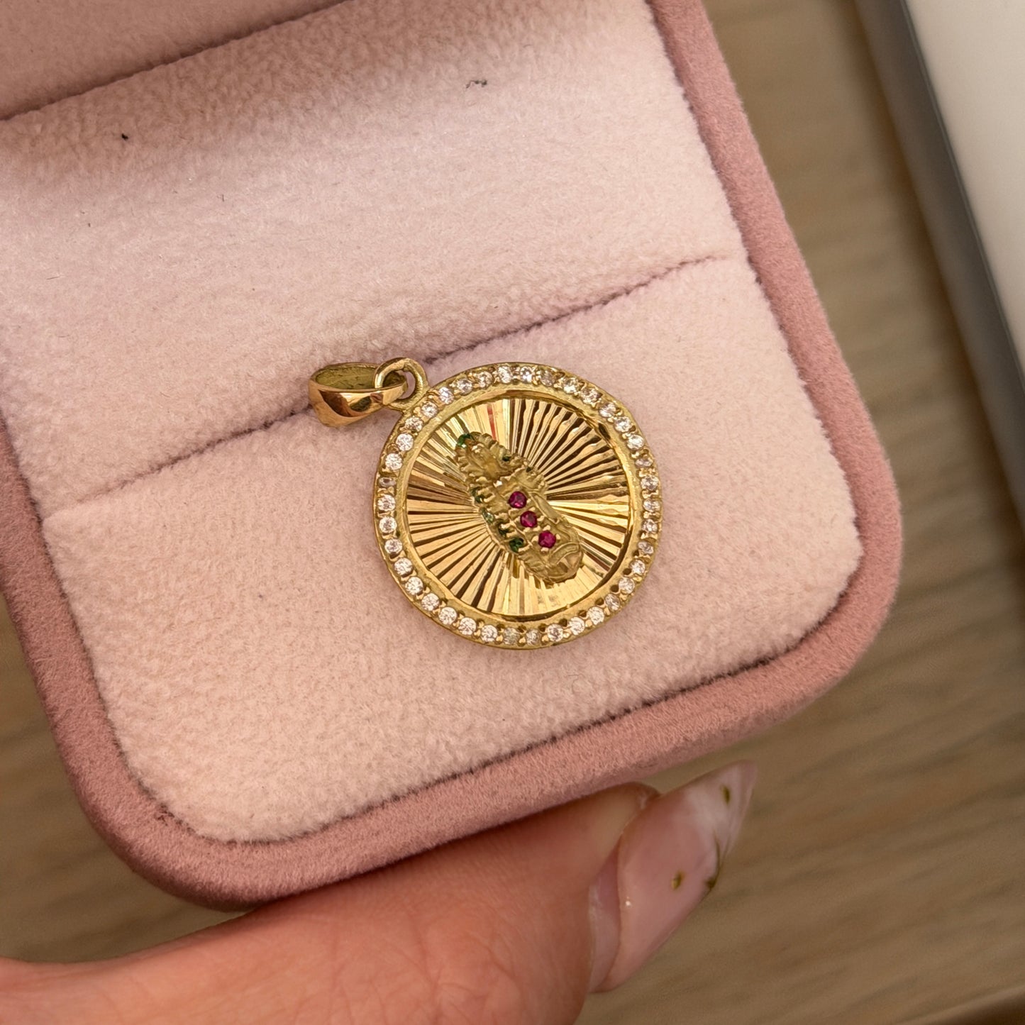 DIJE VIRGEN DE GUADALUPE DIAMANTADO PIEDRAS BLANCAS Y VERDES ORO AMARILLO 18K - 2,09GR