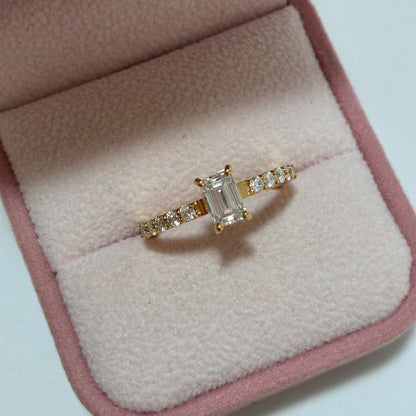 ANILLO SOLITARIO MOISSANITAS BLANCAS CORTE "EMERALD" + LATERALES 2MM 1,0QTS ORO AMARILLO COL 18K TALLA 8 - 2,94GR