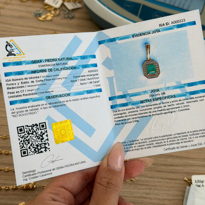 NATURAL EMERALD SQUARE PENDANT + WHITE STONES 18K YELLOW GOLD NECKLACE - 3.94GR