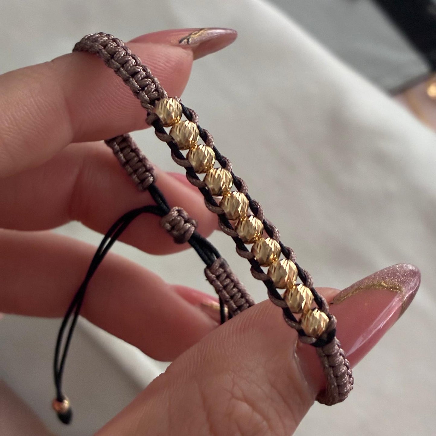 PULSERA HILO NEGRO Y BEIGE ENTRELAZADAS 10 BOLAS DIAMANTADAS 4MM ORO AMARILLO COL 18K - 1,0GR