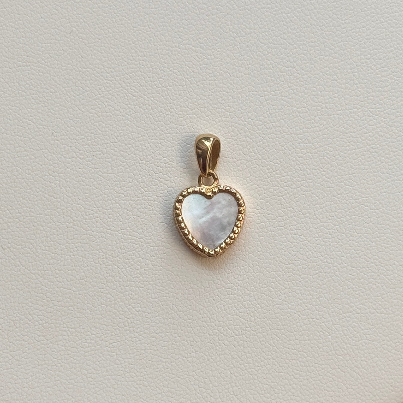 WHITE PEARL STONE HEART PENDANT 1.9CM 18K YELLOW GOLD - 1.6GR