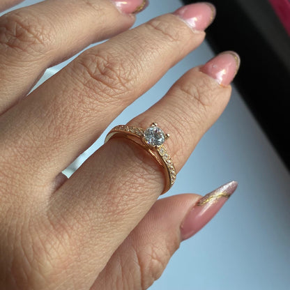 CENTRAL RING WITH 5MM WHITE STONE + SIDE WHITE STONES SIZE 8, 18K YELLOW GOLD - 2.49GR