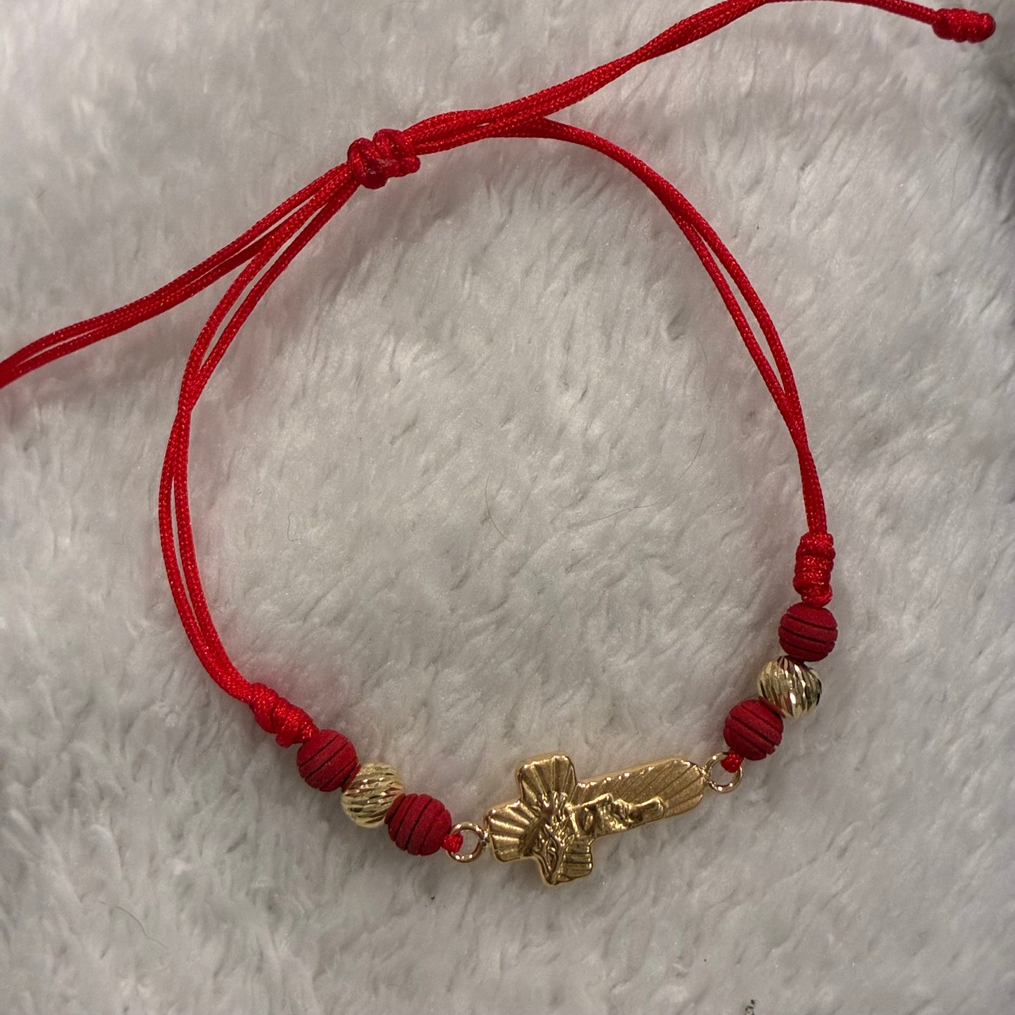 RED STRAND BRACELET WITH CROSS CHARM AND FACE + 2 BEADS 5M 18K YELLOW GOLD - 1.0GR