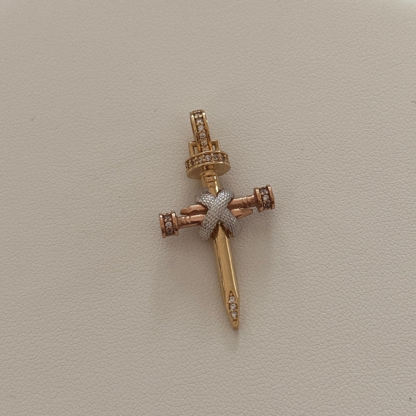 DIJE CRUZ DE CLAVOS CON CIRCONES BLANCOS ABRAZADOS 3,6CM TRES OROS 18K - 4,06GR