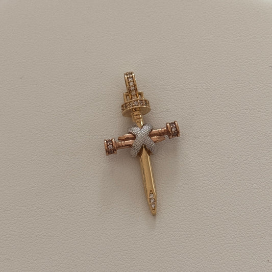 DIJE CRUZ DE CLAVOS CON CIRCONES BLANCOS ABRAZADOS 3,6CM TRES OROS 18K - 4,06GR