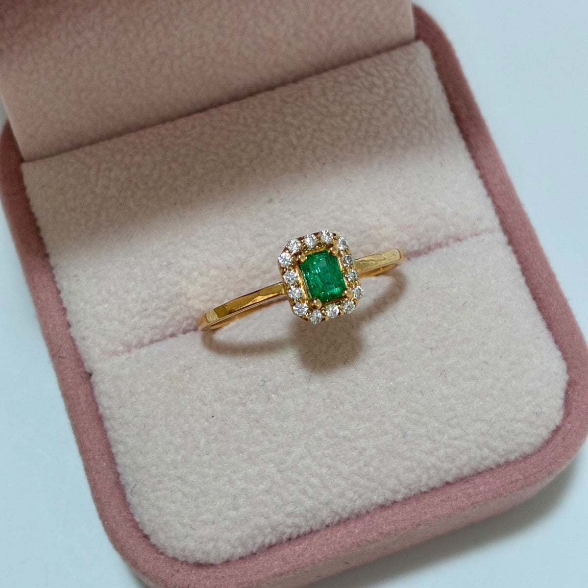 ANILLO SOLITARIO MILA PIEDRAS BLANCAS + ESMERALDA NATURAL 4.4MM X 3.2MM 0,31QTS ORO AMARILLO COL 18K TALLA 9 - 2,26GR