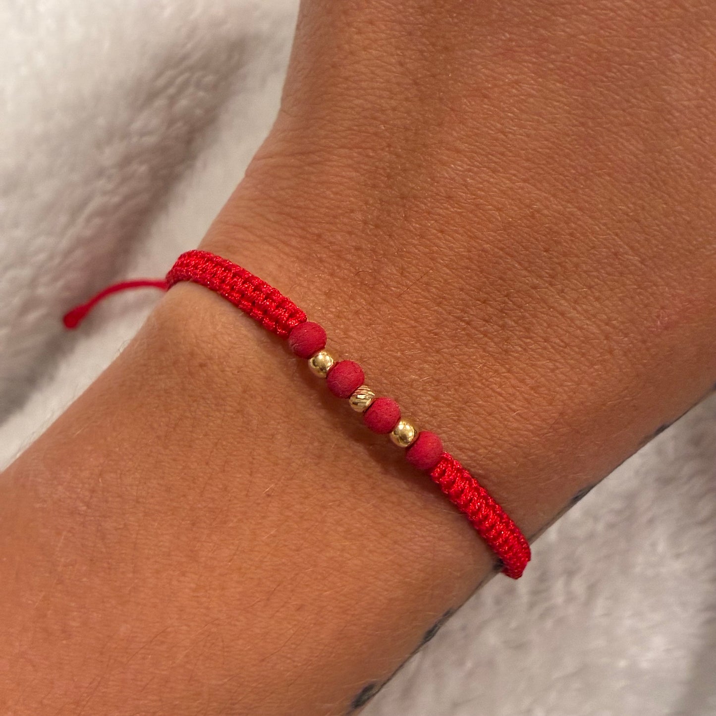 RED THREAD BRACELET WITH 3 SMOOTH/DIAMOND 3MM BEADS IN 18K YELLOW GOLD - 0.15GR