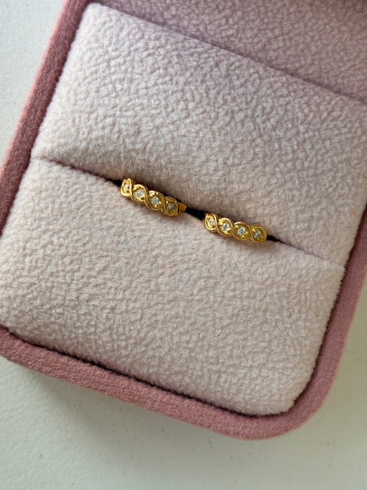 Click-on earrings with wavy white stones, 0.7cm, 18K yellow gold - 1.65g