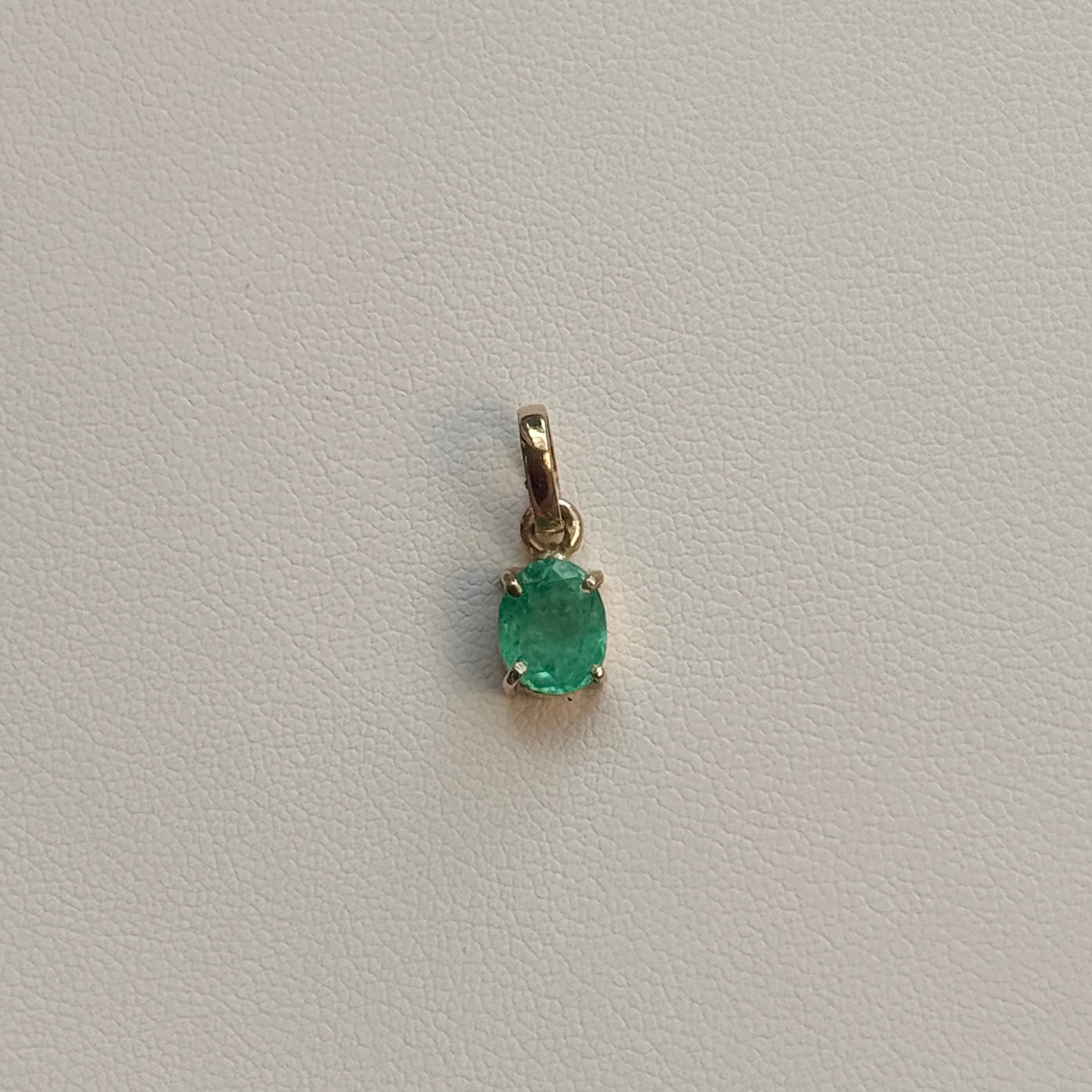 DIJE ESMERALDA NATURAL OVALADA ORO AMARILLO 18K 0,99GR+0,91QTS