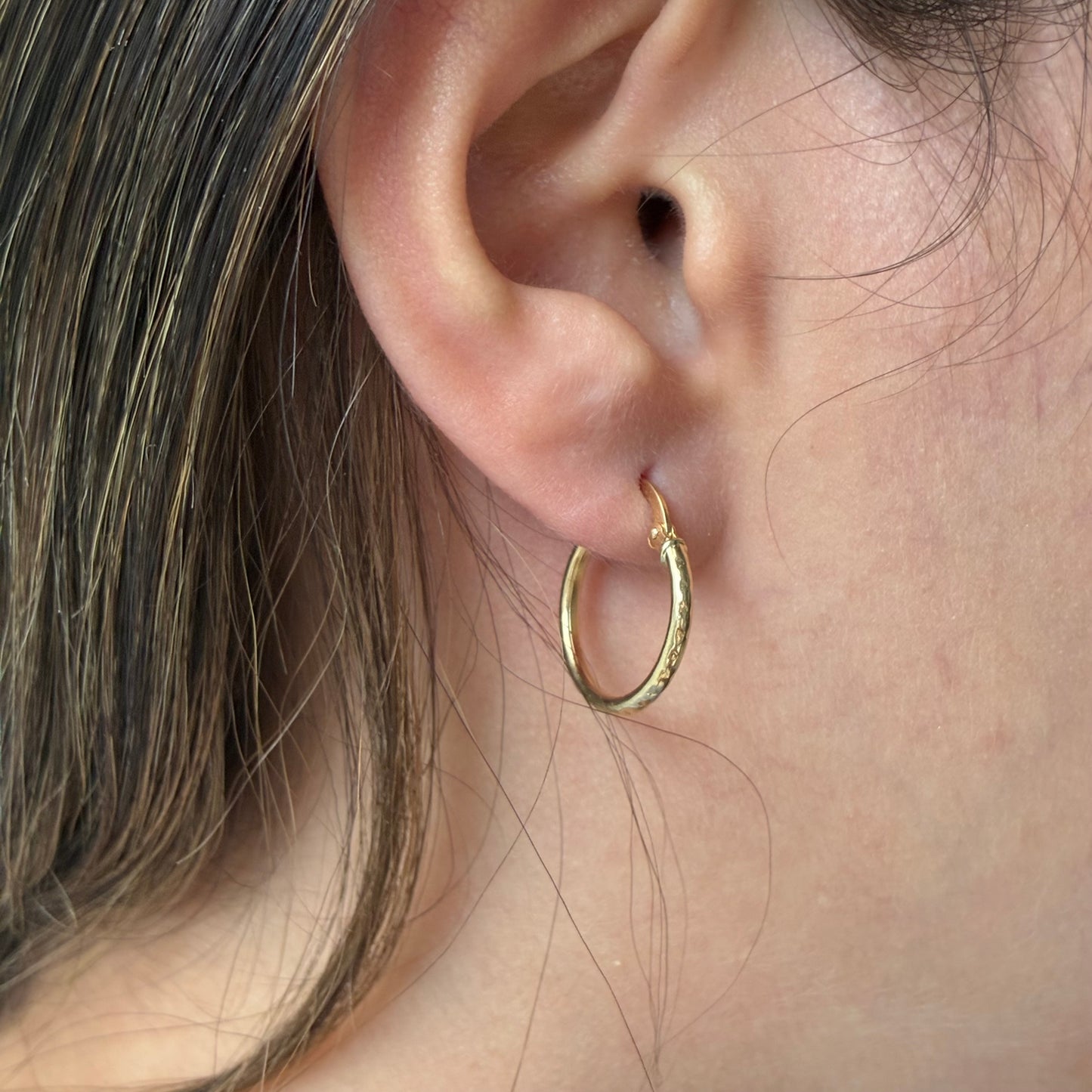 CANDONGAS LISAS CON RELIEVE REDONDAS 1.5CM ORO AMARILLO 18K - 1,12GR