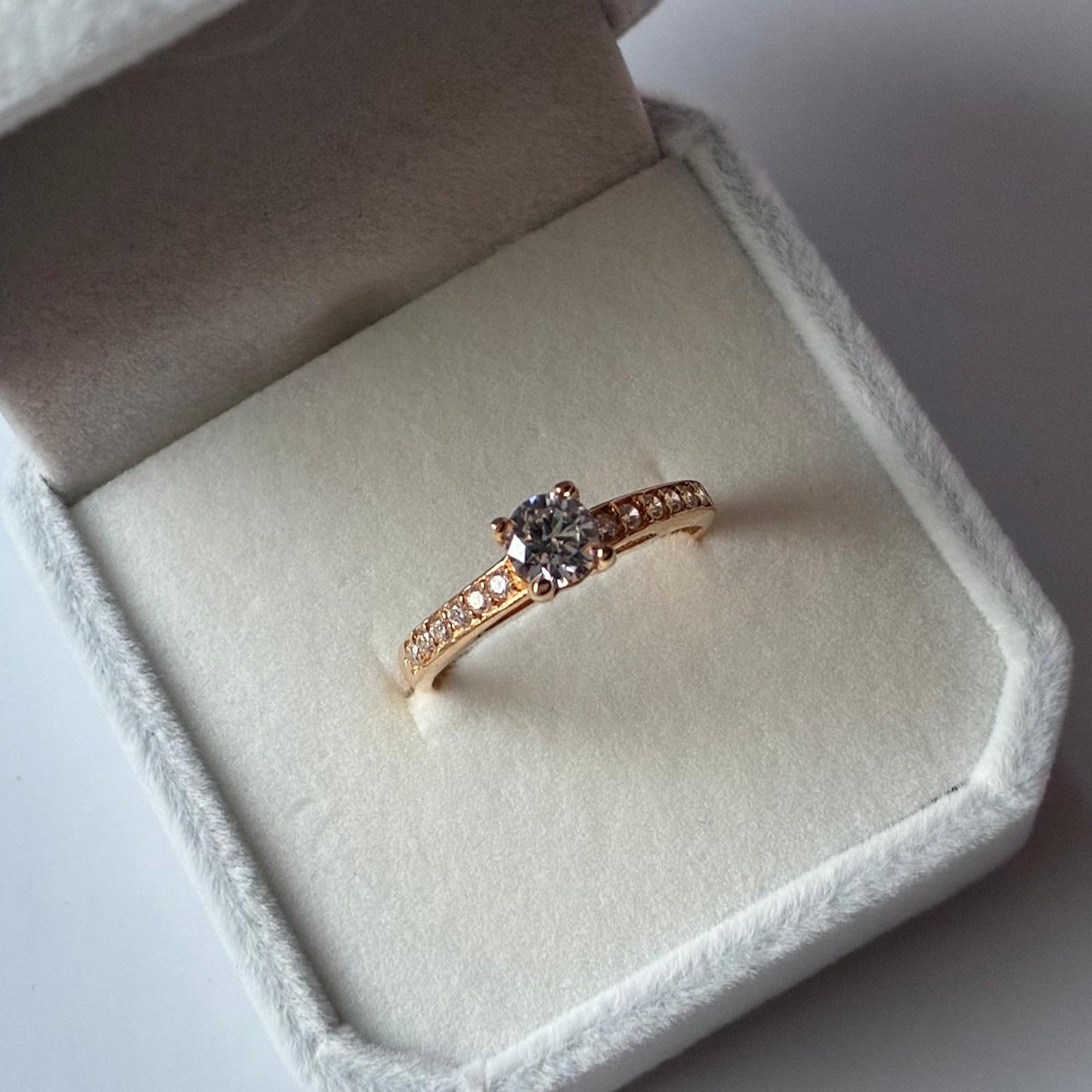 CENTRAL RING WITH 5MM WHITE STONE + SIDE WHITE STONES SIZE 8, 18K YELLOW GOLD - 2.49GR