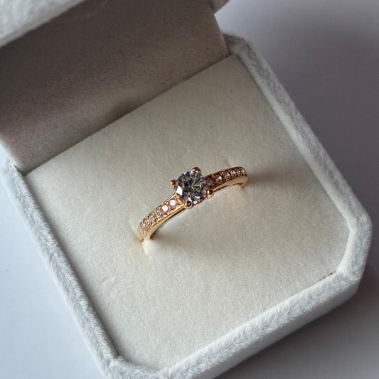 CENTRAL RING WITH 5MM WHITE STONE + SIDE WHITE STONES SIZE 8, 18K YELLOW GOLD - 2.49GR