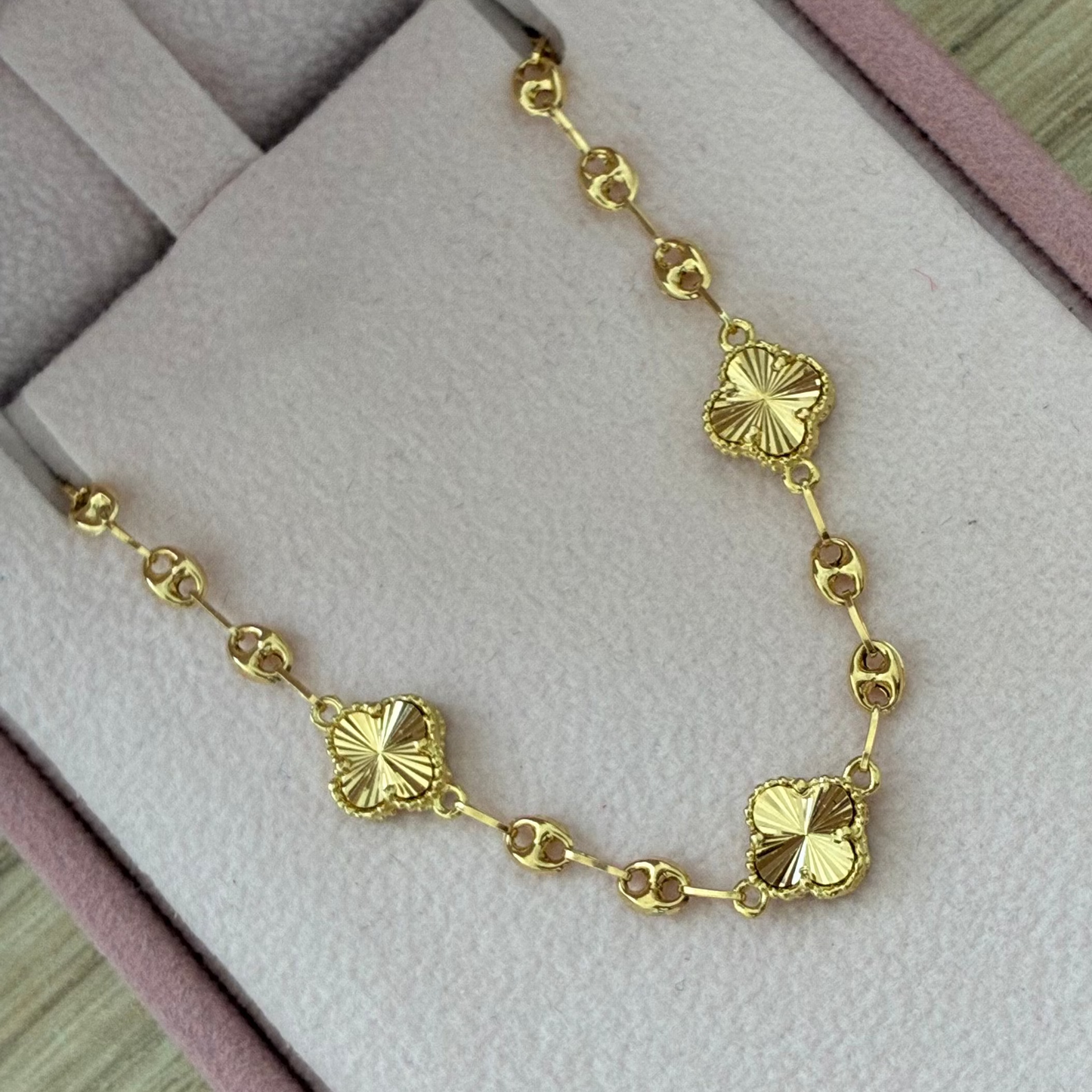 3.2MM COFFEE BEAN BRACELET WITH THREE DIAMOND-CUT CLOVERS, 18K YELLOW GOLD, 17.5CM - 3.09GR
