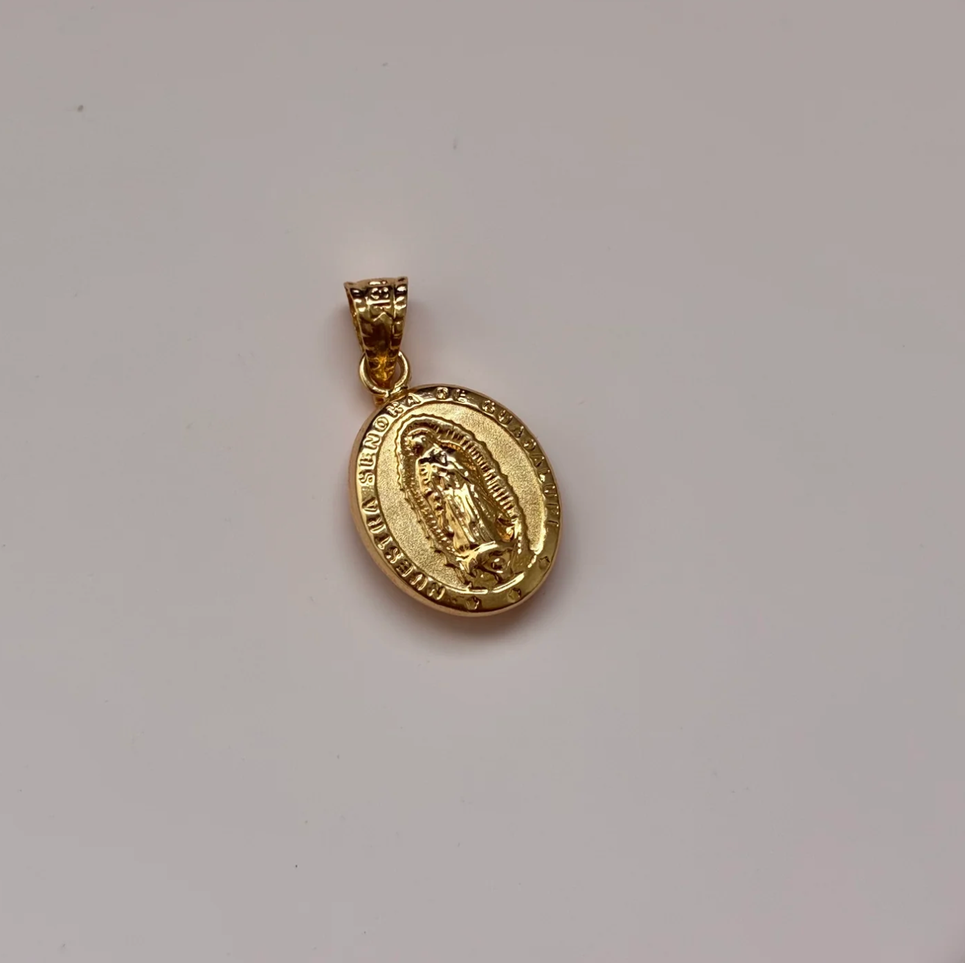 DIJE VIRGEN DE GUADALUPE SILUETA REDONDA 1.3CM ORO AMARILLO 18K - 0,7GR