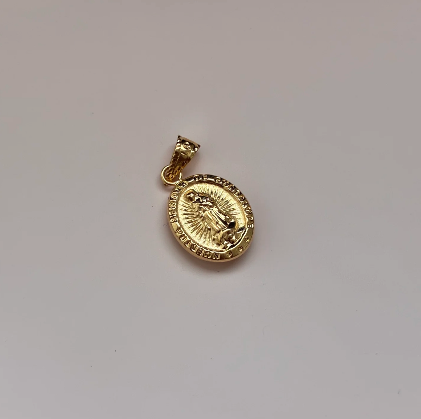 DIJE VIRGEN DE GUADALUPE DESTELLOS REDONDA 1.3CM ORO AMARILLO 18K - 0,7GR