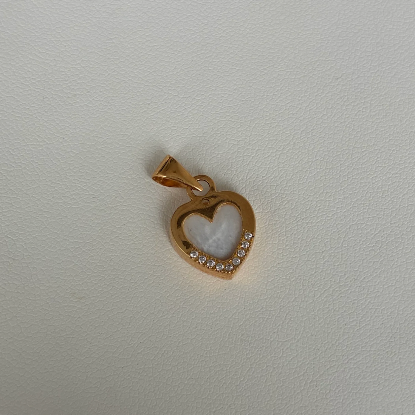 DIJE CORAZON BORDEADO PIEDRAS BLANCAS 1.8CM ORO AMARILLO 18K - 1,67GR