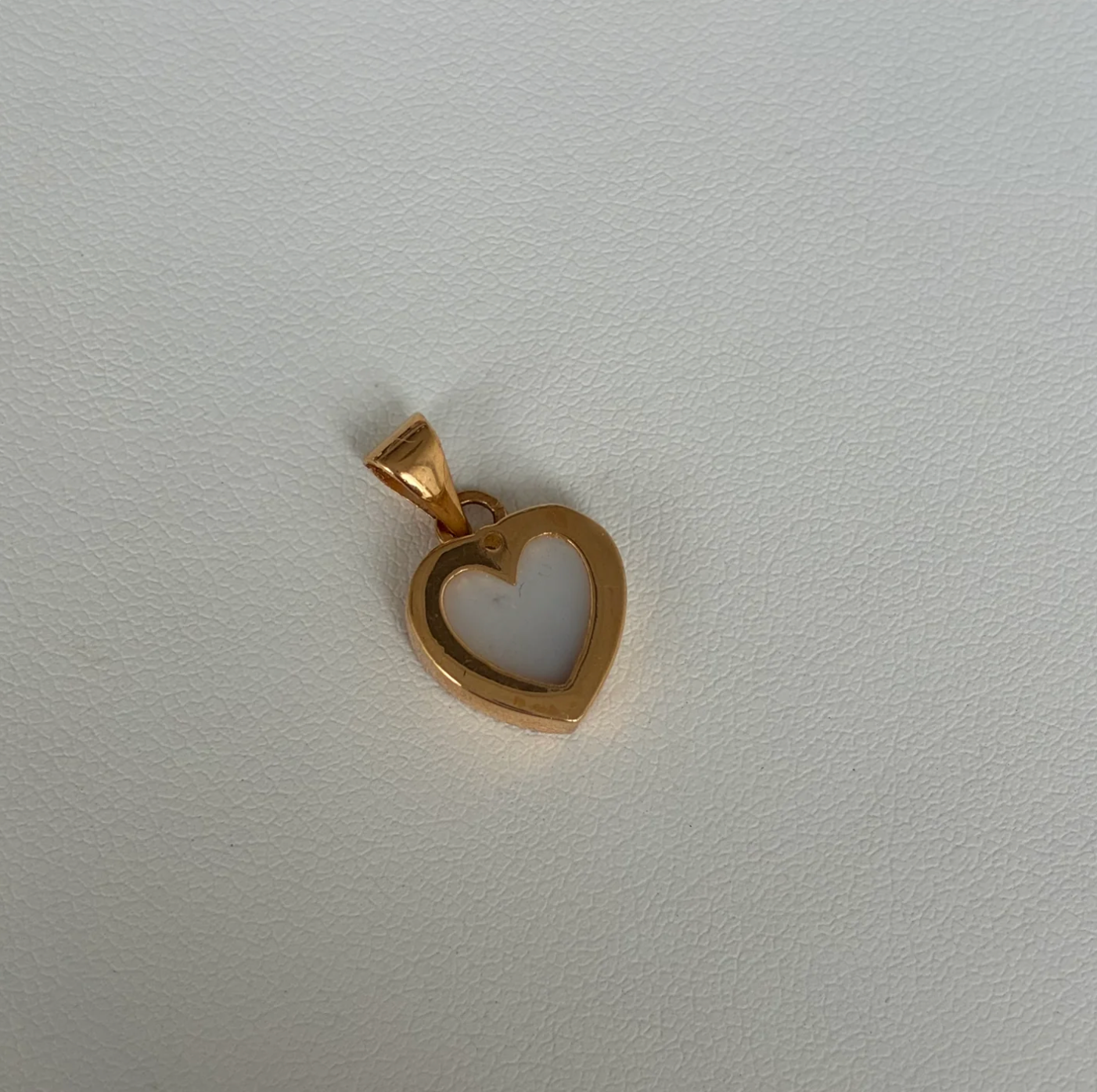 DIJE CORAZON BORDEADO PIEDRAS BLANCAS 1.8CM ORO AMARILLO 18K - 1,67GR