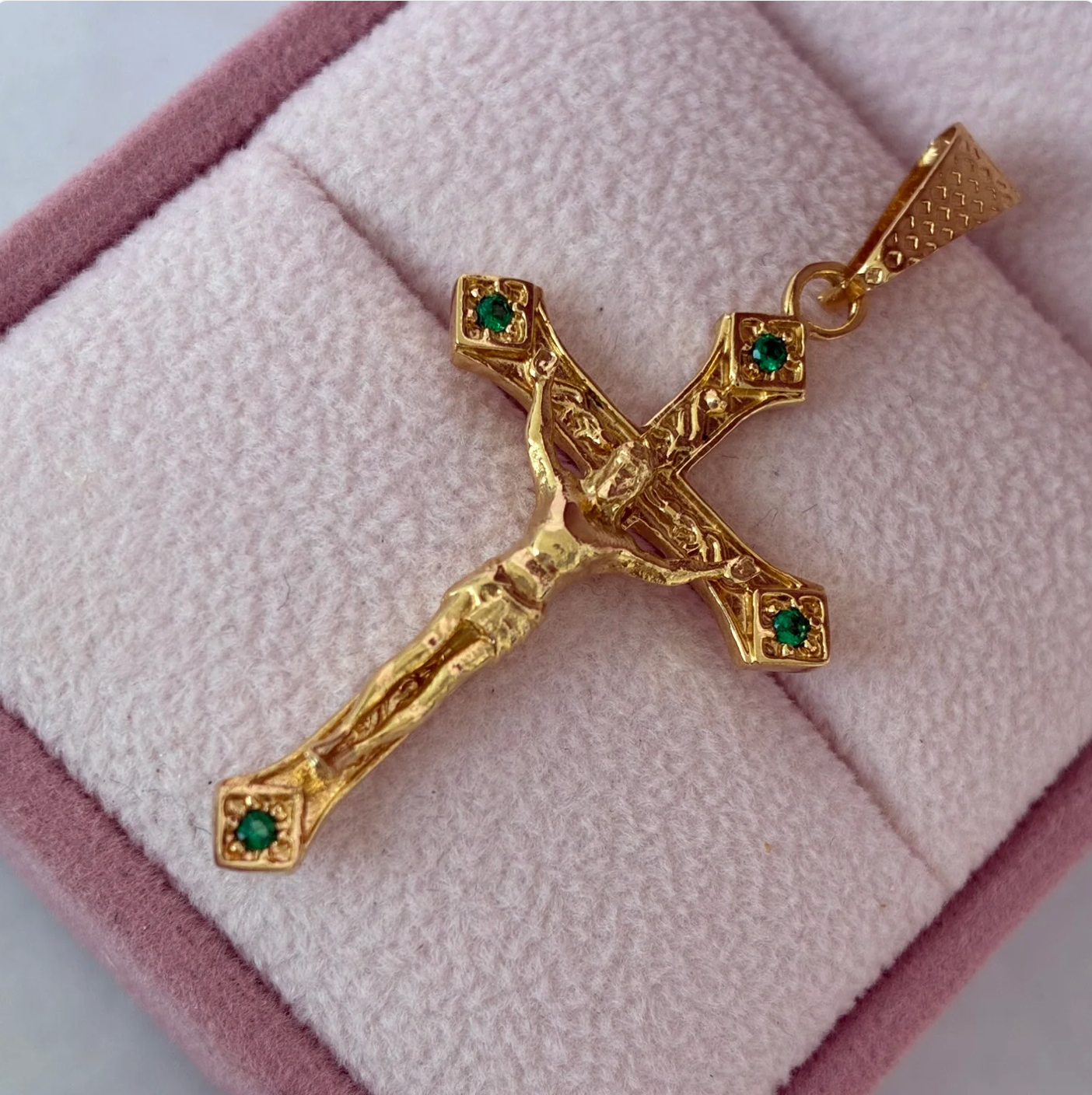 PENDANT CROSS CENTER BORDERED WITH CHRIST + GREEN STONES TIPS 4.5CM YELLOW GOLD 18K - 3.97GR