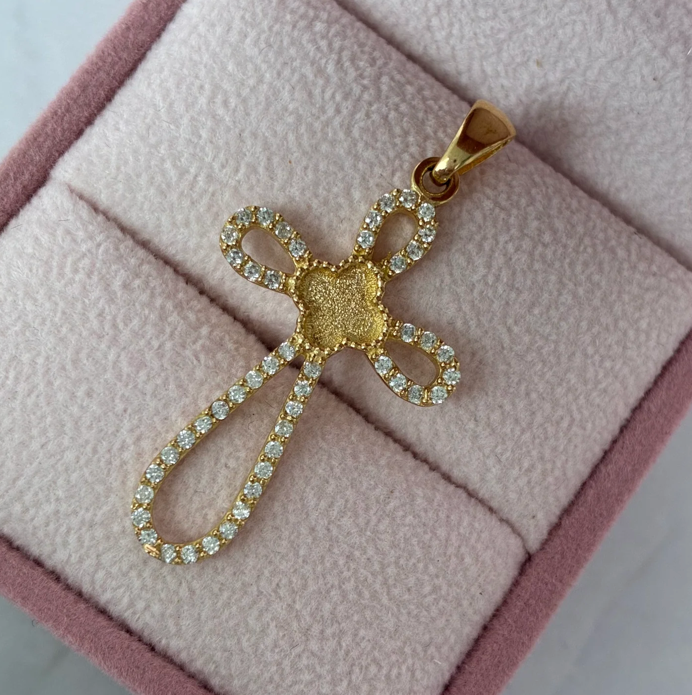 CURVED CROSS PENDANT SILHOUETTE WHITE STONES + DIAMOND CLOVER 3.9CM 18K YELLOW GOLD - 2.79GR