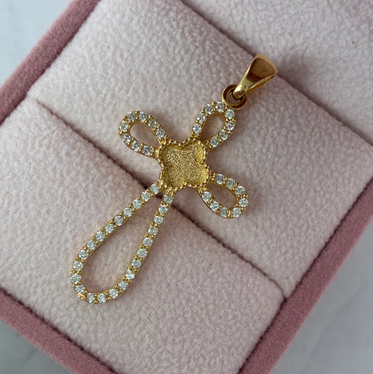 DIJE CRUZ CURVA EN SILUETA PIEDRAS BLANCAS + TREBOL DIAMANTADO 3.9CM ORO AMARILLO COL 18K - 2,79GR