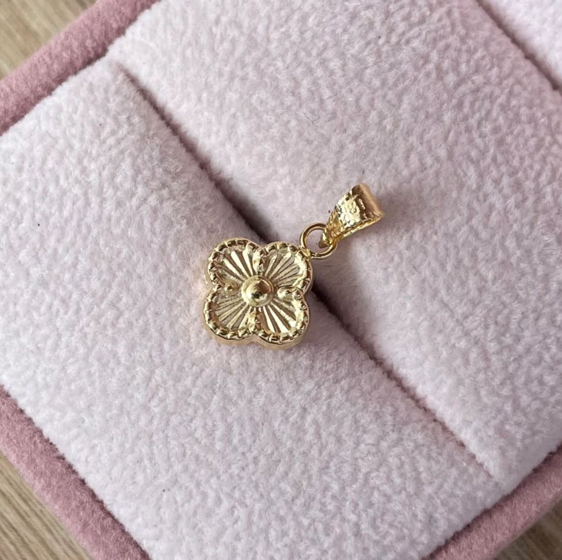 YELLOW GOLD 18K CLOVER PENDANT WITH DIAMOND-CUT AND PUNTEADO FINISH 2CM - 0.74GR