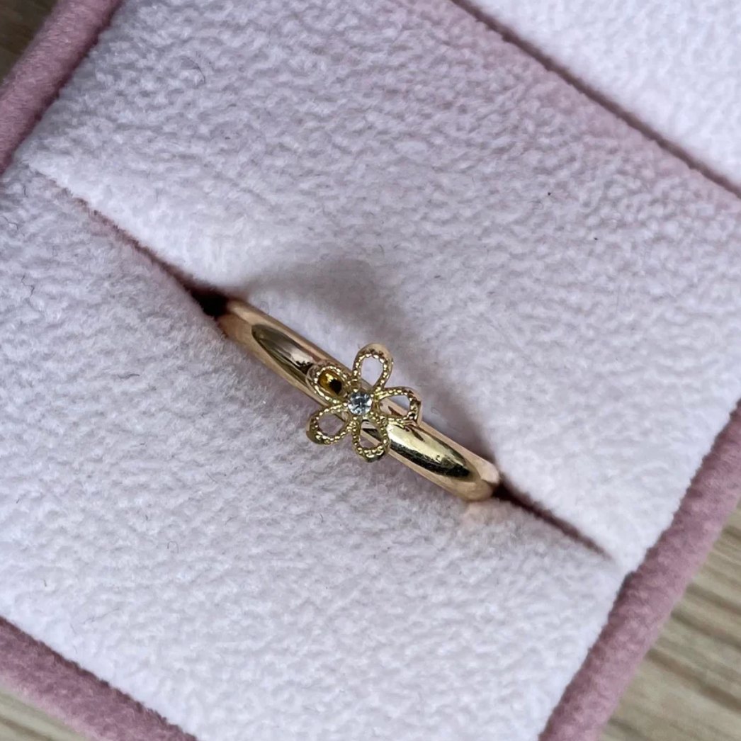 DOTTED FLOWER RING WITH 6MM WHITE STONE 18K YELLOW GOLD SIZE 7.5 - 0.88GR