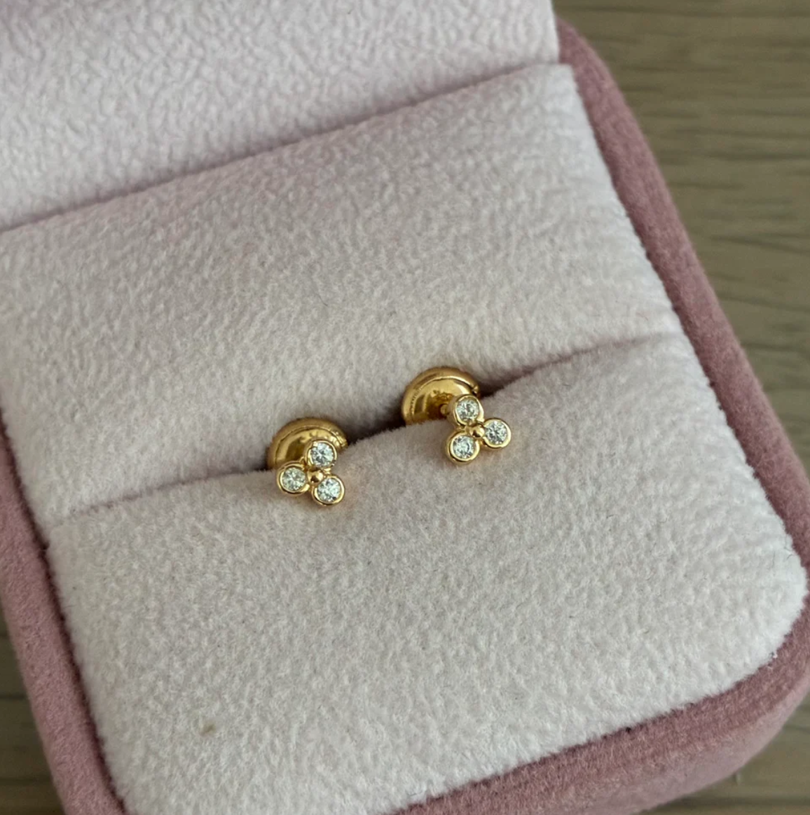 FLOWER STUDS THREE PETALS WHITE STONES 4MM 18K YELLOW GOLD - 0.76GR