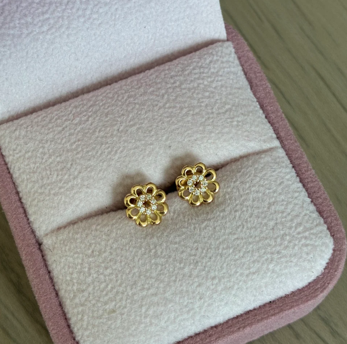 FLOWER STUD EARRINGS SILHOUETTE WHITE STONE CENTER 7.4MM 18K YELLOW GOLD - 1.04GR