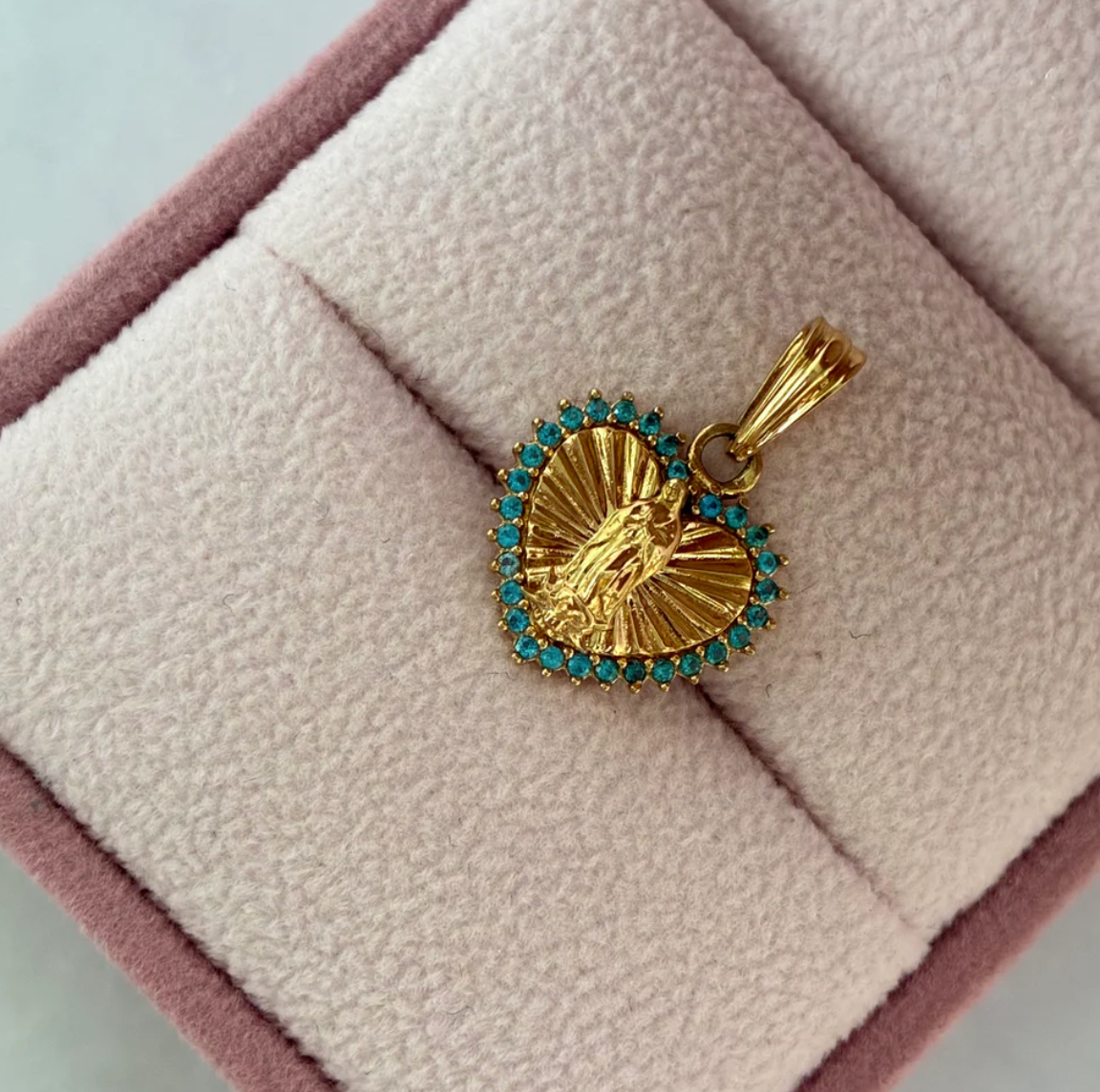 VIRGIN OF GUADALUPE PENDANT IN DIAMOND-CUT HEART WITH SKY BLUE STONES 2CM YELLOW GOLD 18K - 1.67GR