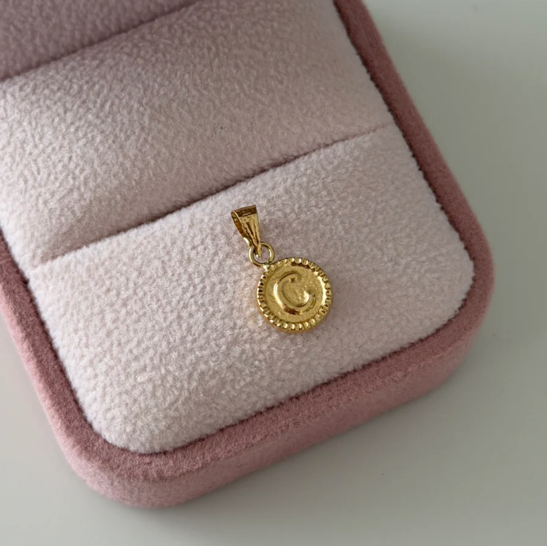 CHARM LETTER C BORDERED 1.4CM 18K YELLOW GOLD - 0.39GR