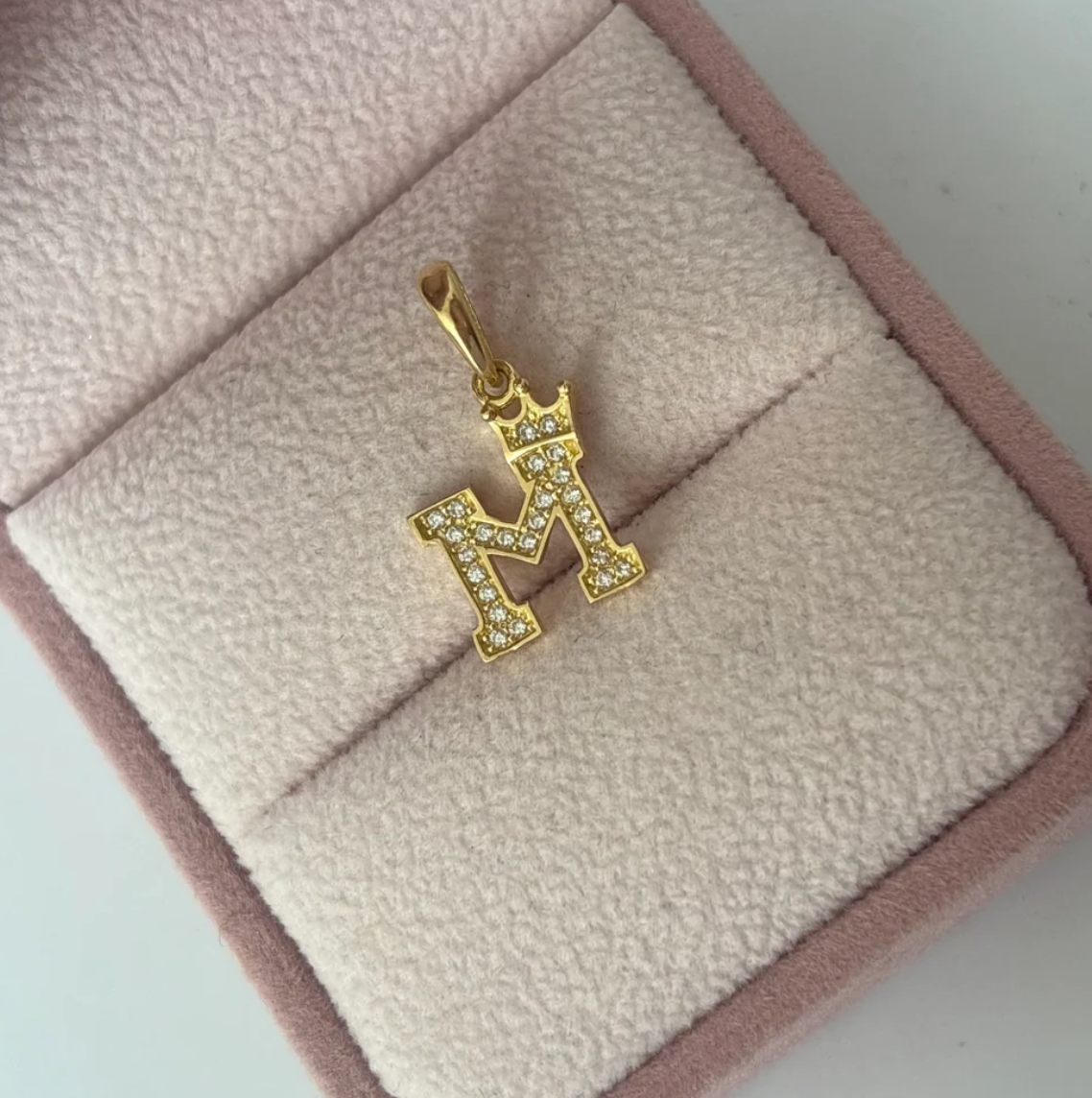 DIJE LETRA M CON CORONA Y PIEDRAS BLANCAS 2CM ORO AMARILLO COL 18K - 1,12GR