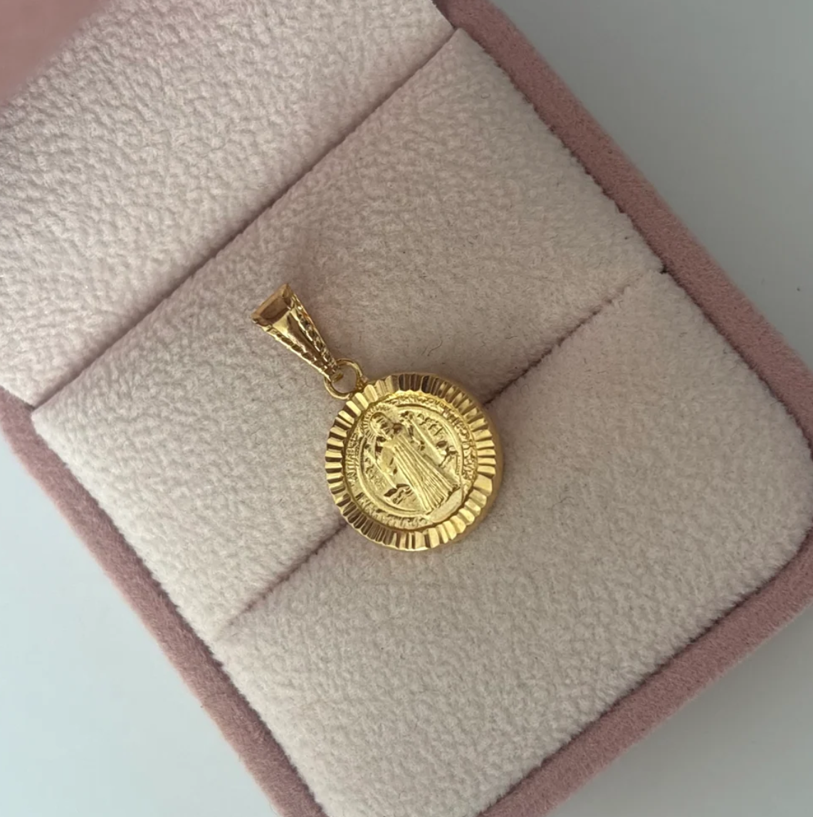 DIJE SAN BENITO DIAMANTADO REDONDO 2.1CM ORO AMARILLO COL 18K - 0,99GR