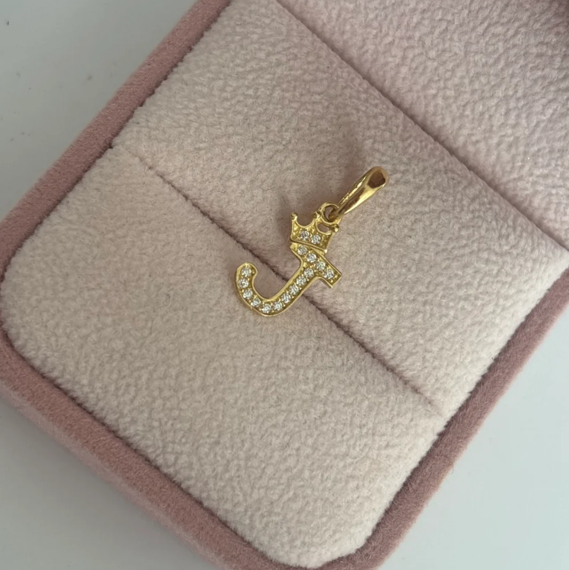 DIJE LETRA J CON CORONA Y PIEDRAS BLANCAS 1,9CM ORO AMARILLO COL 18K - 0,75GR