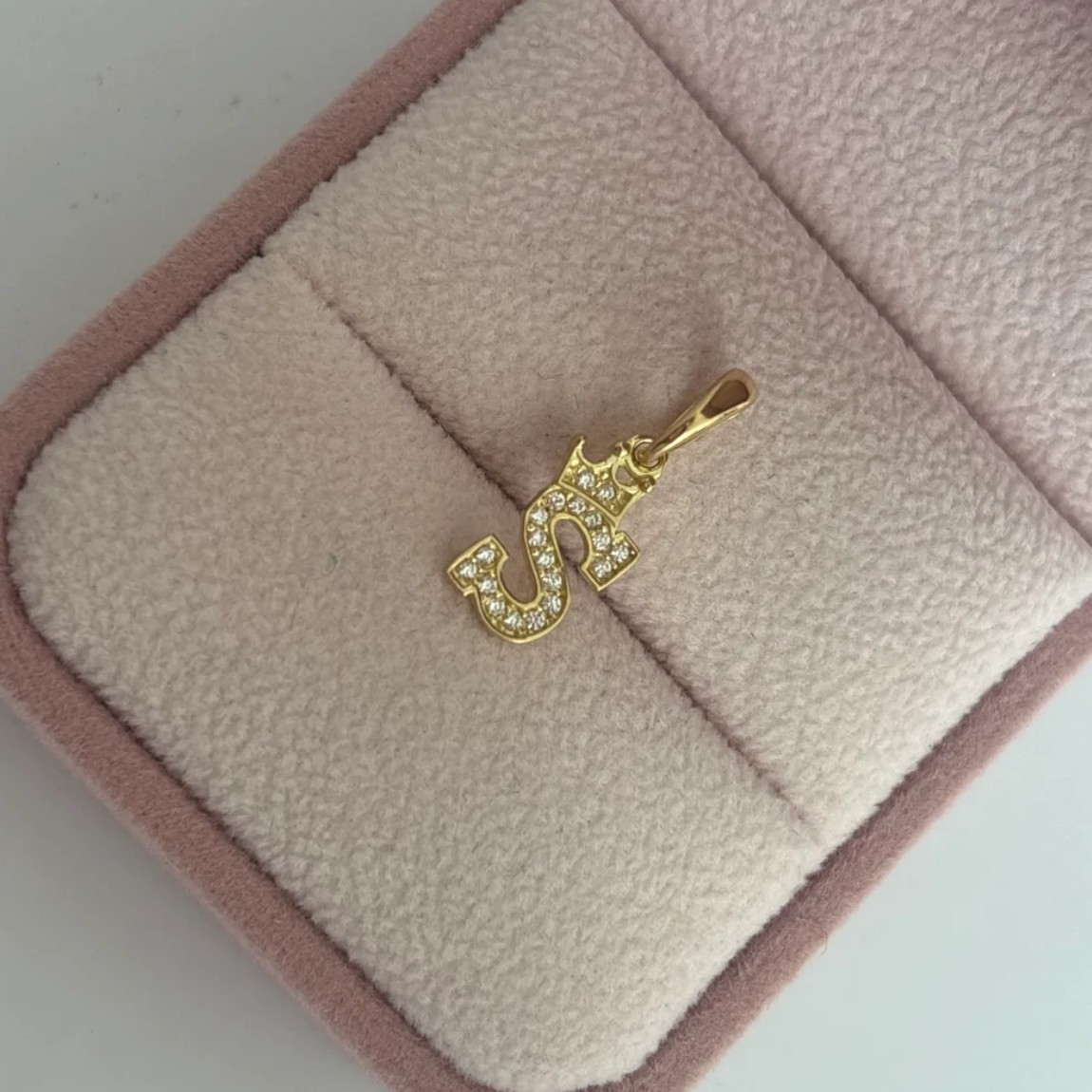 DIJE LETRA S CON CORONA Y PIEDRAS BLANCAS 1,8CM ORO AMARILLO COL 18K - 0,83GR