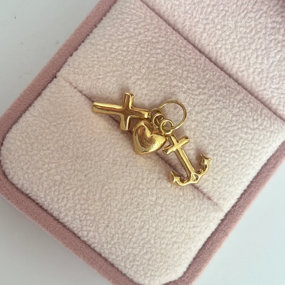 DIJE TRES GRACIAS 2CM ORO AMARILLO ITALY ESP 18K - 1,14GR