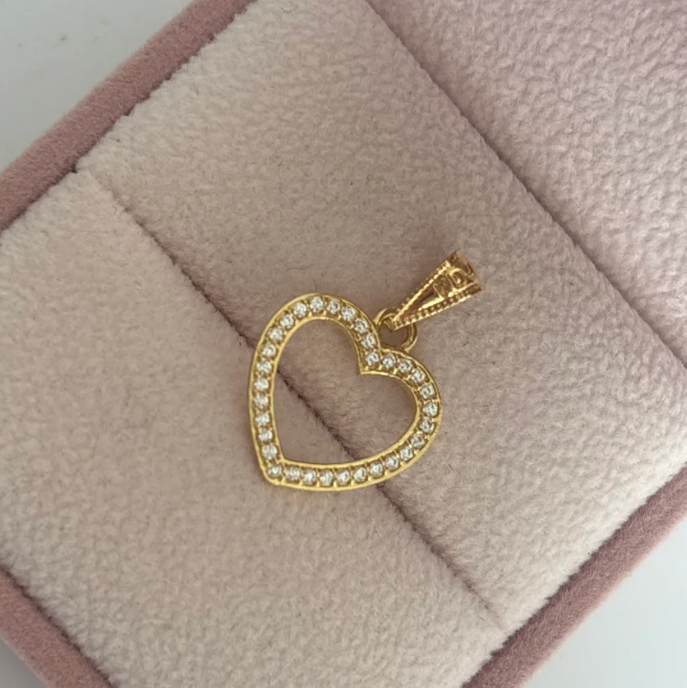 DIJE CORAZON SILUETA PIEDRAS BLANCAS 2CM ORO AMARILLO COL 18K - 0,99GR